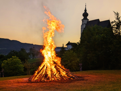 Großes Sonnwendfeuer am Attersee